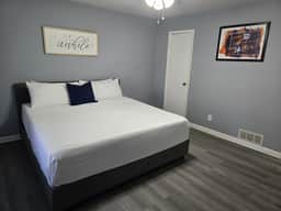 2 King Beds Near Airport - The Silver Hideaway