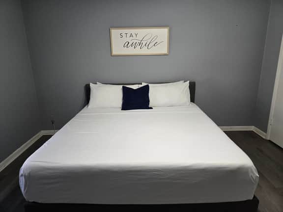 2 King Beds Near Airport - The Silver Hideaway