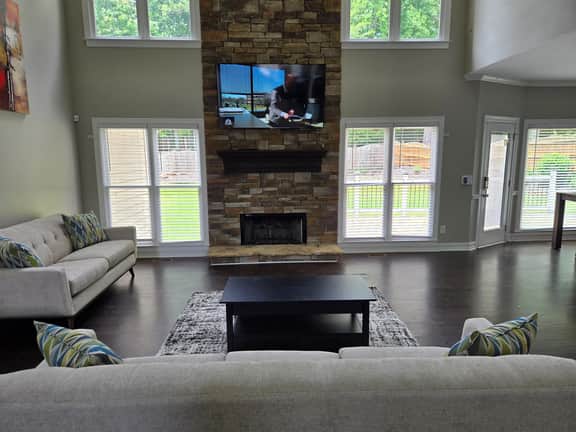 Near LakePoint! Spacious 3-Story Retreat